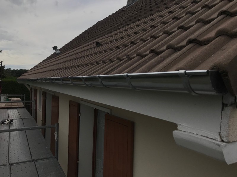 Changement de gouttière en zinc naturel sur une  toiture au Sacq proche de Damville (27240)